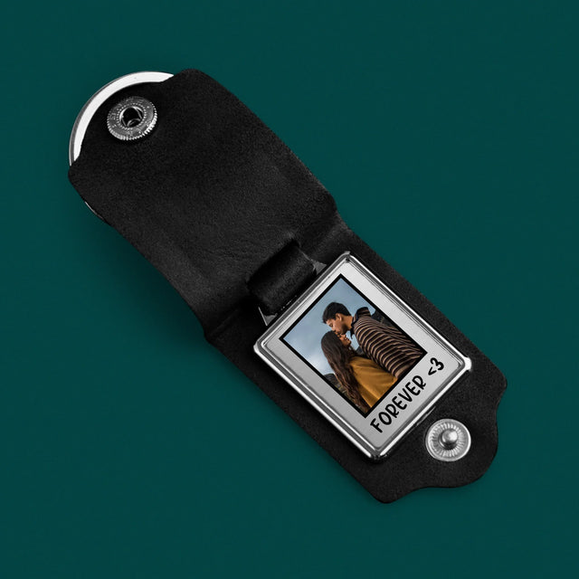 Foto und Unterschrift: Foto im Rahmen – Leder-Schlüsselanhänger mit Foto | SK